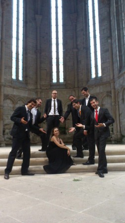 El Coro Vox Stellae, apoya al gallego Serxio a ganar el concurso compartopiso de Amstel